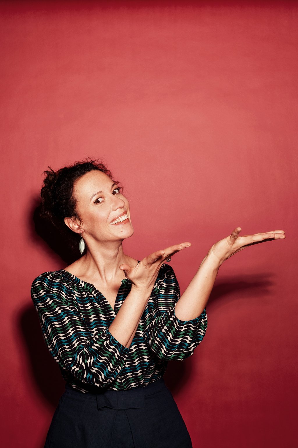 Auf dem Bild ist Alice Köfer vor roten Hintergrund zu sehen.