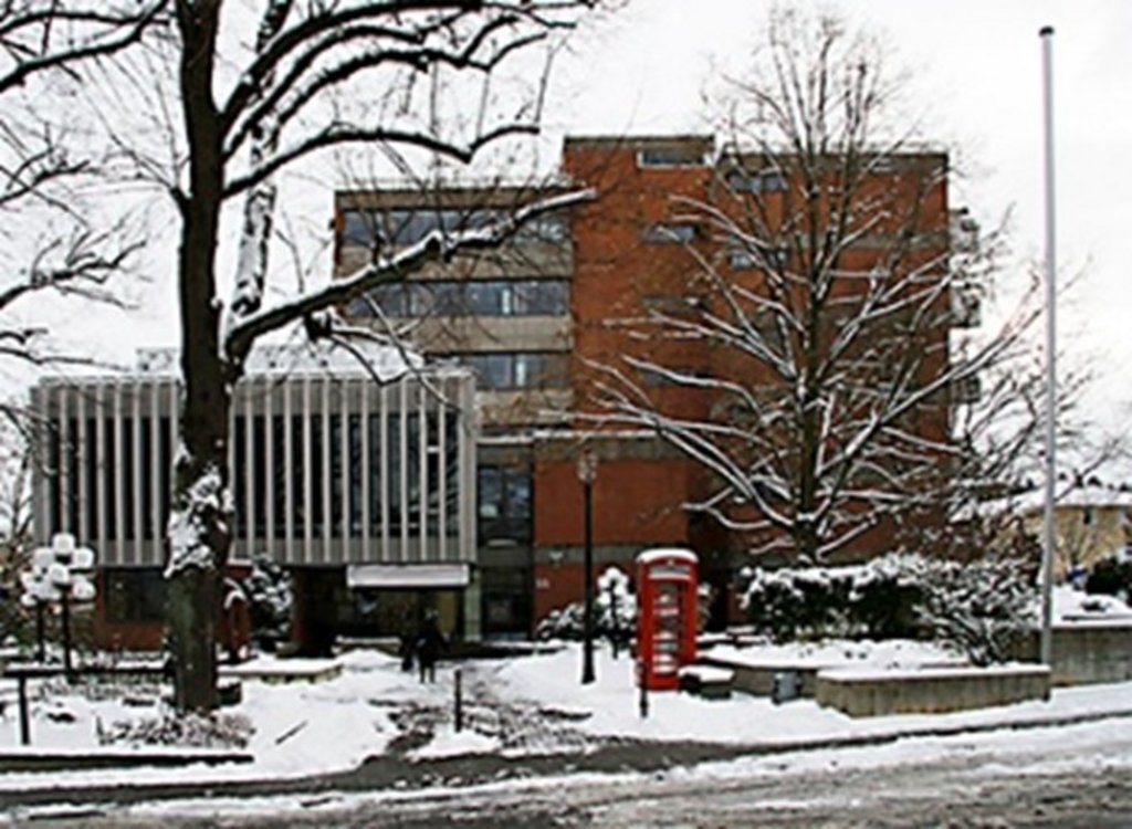 Das Rathaus Friedrichsdorf, bedeckt mit Schnee im Winter.