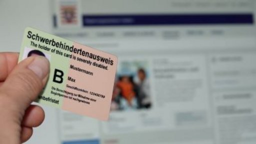Das Bild zeigt einen beispielhaften Behindertenausweis von Max Mustermann