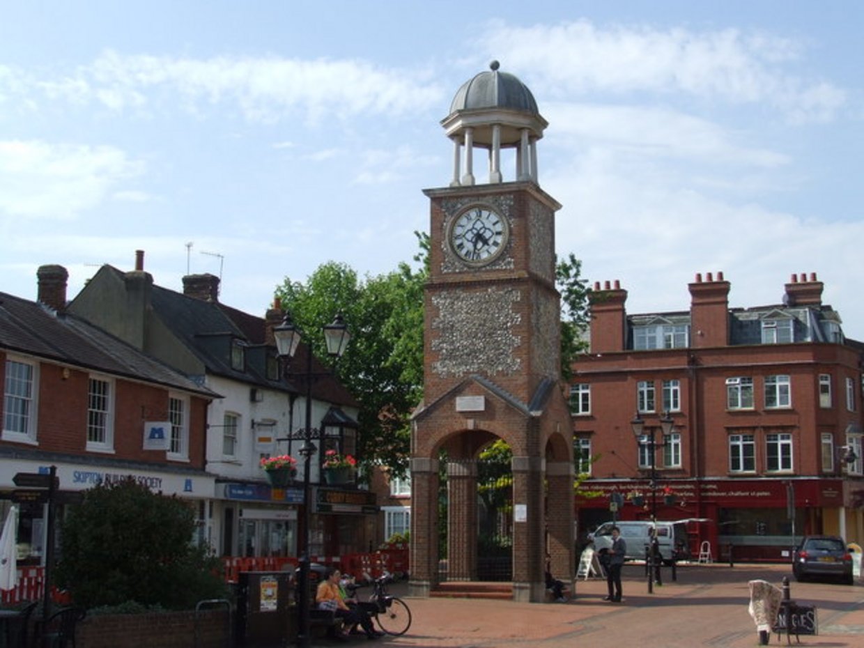 Auf der Darstellung ist der markante Uhrenturm am Market Square zu sehen.