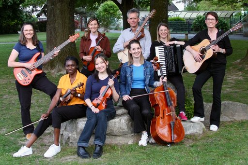 1)	Das Ensemble Driftwood bringt schottische Folkmusik auf die Bühne des Instituts Garniers – am Samstag um 15:45 Uhr 