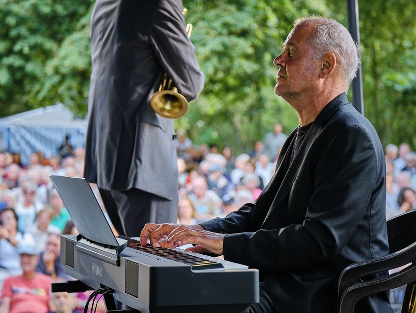 Das Foto zeigt den Pianisten Christof Sänger und den Trompeter Martin Auer auf der Freilichtbühne Alte Burg. 