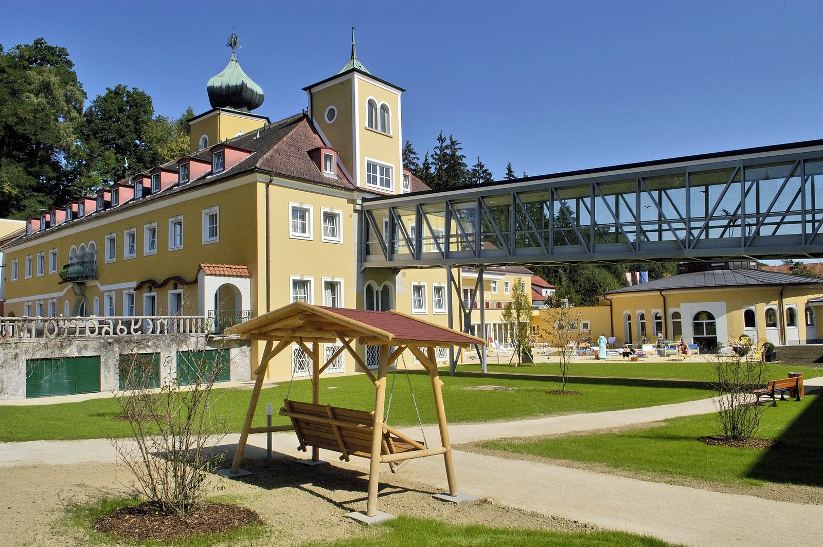 Auf der Darstellung ist eine Klinik des Moorheilbades Neydharting zu sehen. 