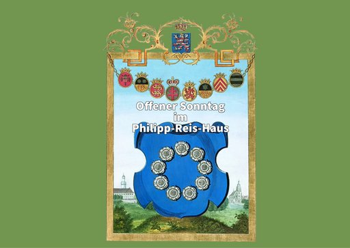 Plakat für den „Offenen Sonntag im Philipp-Reis-Haus“ mit goldenem Rahmen auf grünem Hintergrund. Oben sind ein verziertes Wappen mit Löwenmotiv und eine Reihe kleinerer, farbiger Wappen zu sehen. Im mittleren Bereich steht in weißer Schrift „Offener Sonntag im Philipp-Reis-Haus“. Darunter ein blaues Wappen mit neun weißen Rosen in kreisförmiger Anordnung. Im Hintergrund eine malerische Landschaft mit grünen Wiesen, Bäumen und einem historischen Gebäude mit Kirchturm. Das Plakat wirkt historisch und einladend.