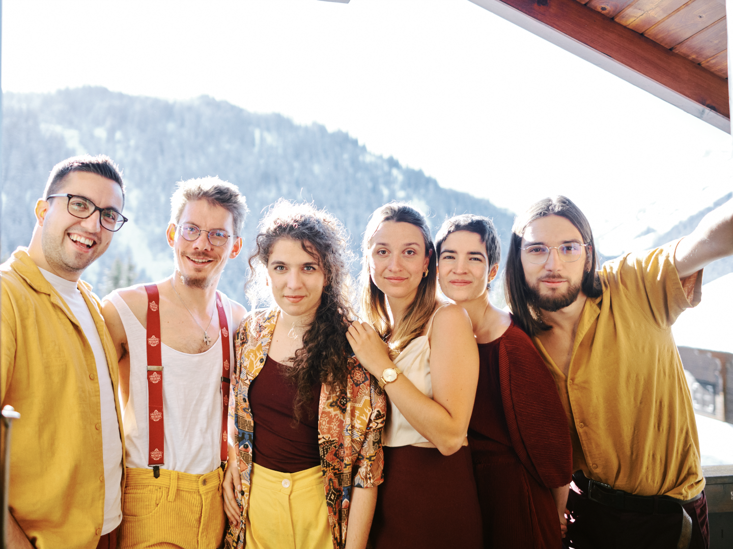 Auf dem Bild sind die sechs Mitglieder der Tzupati Orchestra zu sehen. Drei Männer und drei Frauen.