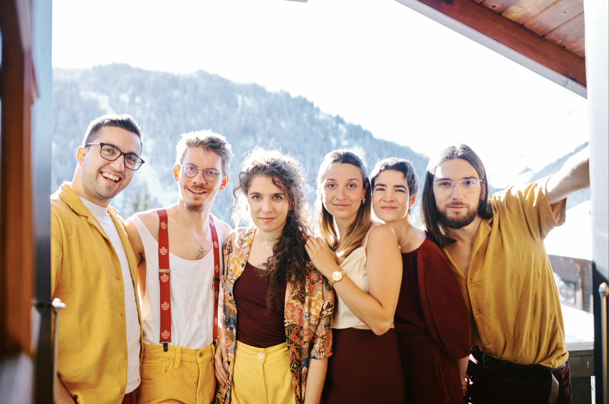 Auf dem Bild sind die sechs Mitglieder der Tzupati Orchestra zu sehen. Drei Männer und drei Frauen.