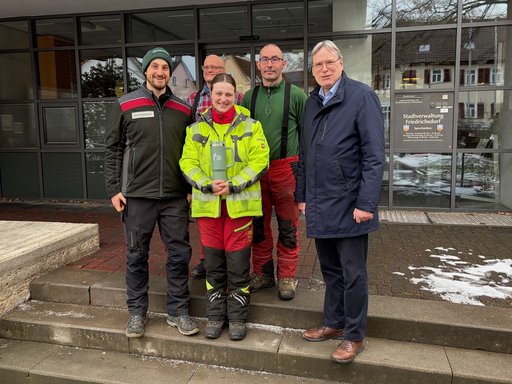 Das Foto zeigt den Amtsleiter für Liegenschaften und Forstwirtschaft Uwe Sames, Frau Kaya Reddig und den Revierförster Philipp Gerhardt sowie die beiden Forstwirte Marco Nebel und Christian Rosenberger  bei der Verabschiedung vor dem Rathaus Friedrichsdorf.