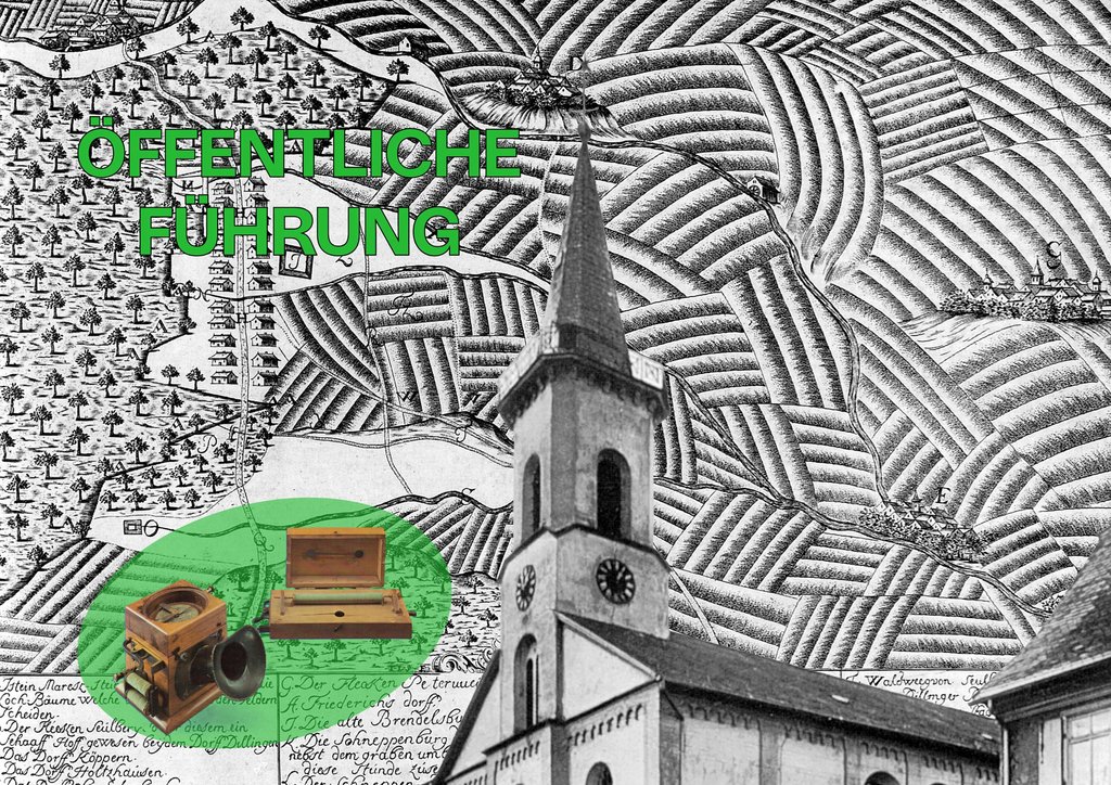 Schwarz-weißes Hintergrundbild einer historischen Landkarte mit hügeliger Landschaft, Feldern, Wegen und kleinen Dörfern. Im Vordergrund ragt der Turm einer Kirche mit Uhr und spitzem Dach zentral ins Bild. Links oben steht in großer grüner Schrift der Titel „Öffentliche Führung“. Unten links sind zwei historische Geräte grün hervorgehoben dargestellt.