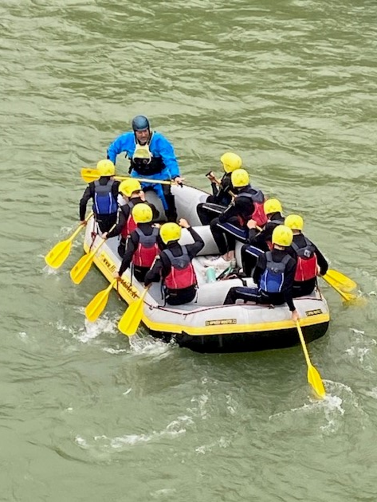 Jungendliche in einem Raftingboot