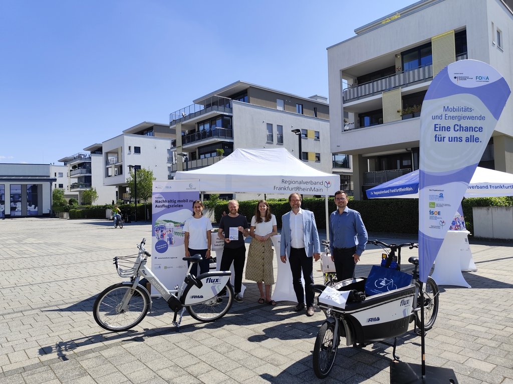 Zeigt einen Stand des Regionalverband FrankfurtRheinMain auf dem Vorplatz des Taunus Carrés