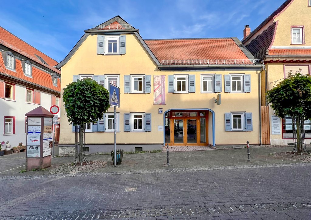 Auch dem Philipp-Reis-Haus wird ein Besuch abgestattet