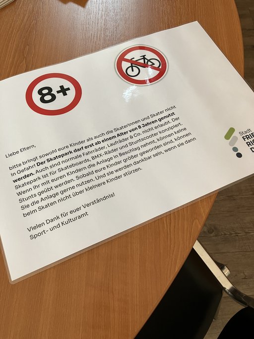 Hinweisschilder mit den Informationen aus dem Beitrag