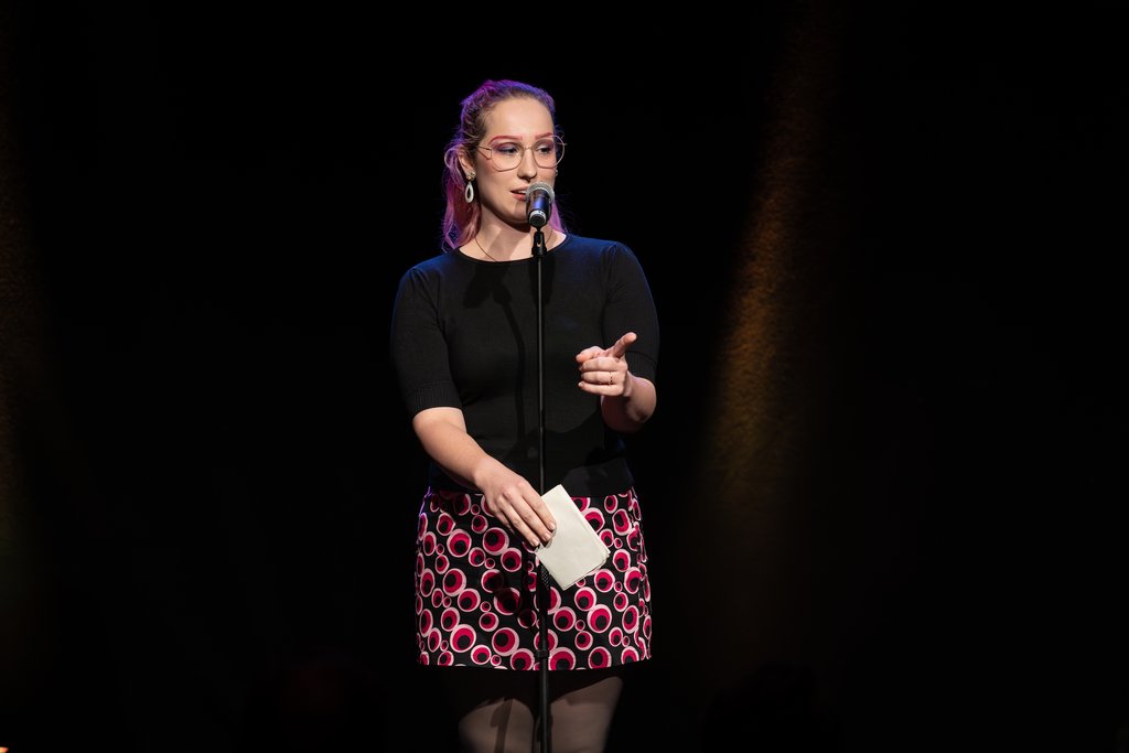 Auf dem Bild ist Katharina Marosz mit einem Mikrofon zu sehen.