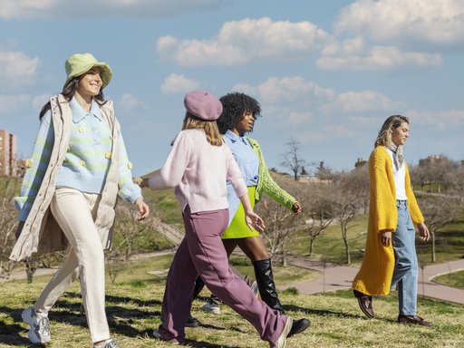 Beim Frauenspaziergang in der Natur tauschen Frauen sich aus und knüpfen neue Bekanntschaften. 