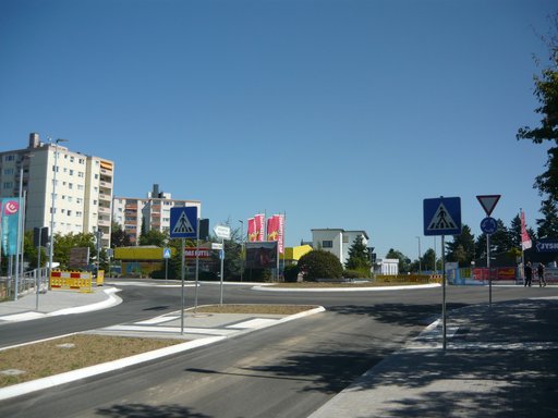 Kreisverkehr an der Kreuzung Höhenstraße / Kolberger Straße / Industriestraße 