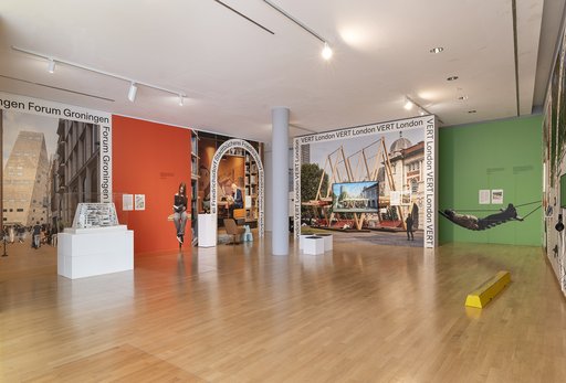 Das Foto zeigt einen Raum der Ausstellung im Museum Angewandte Kunst. 