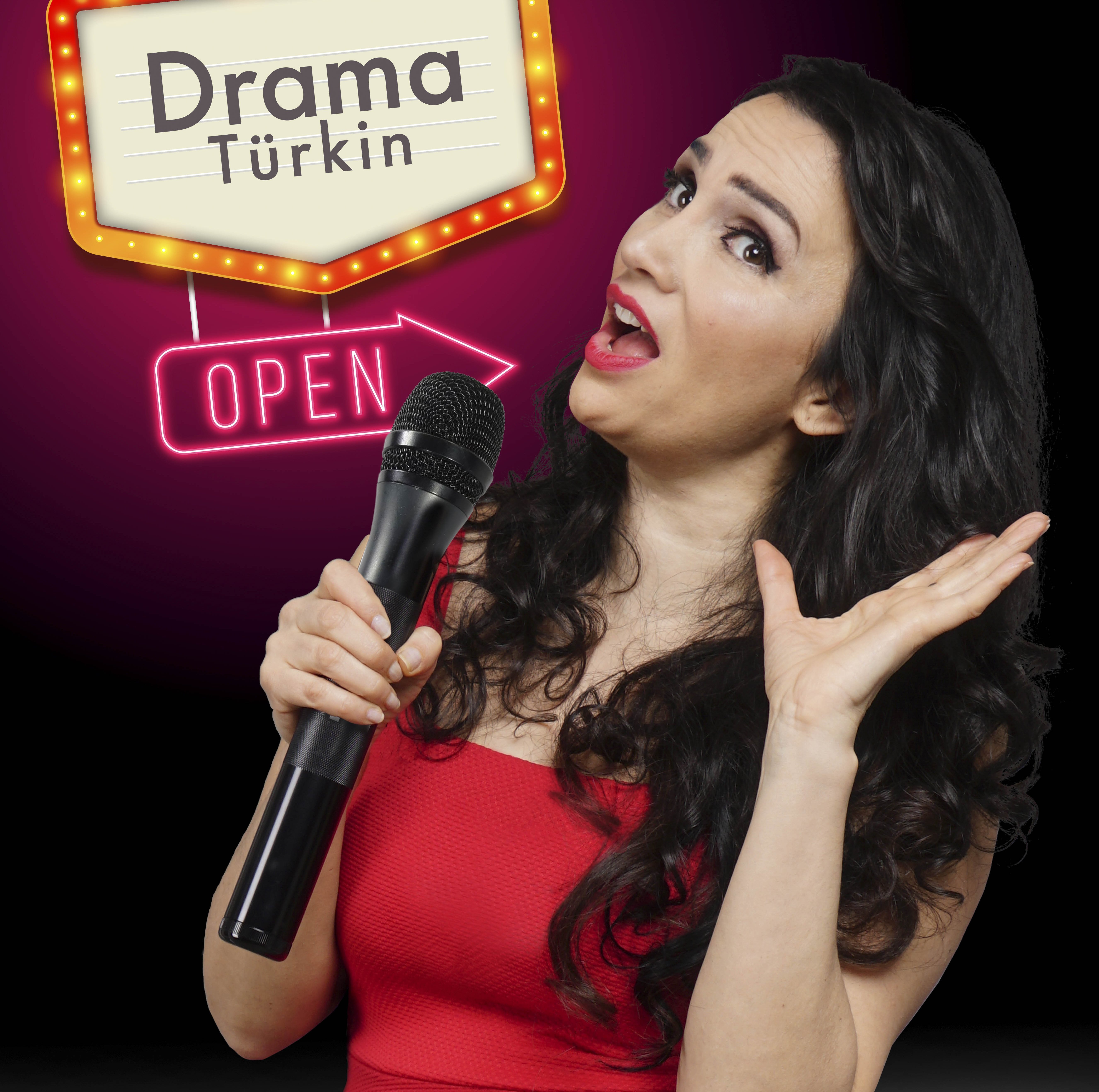 Auf dem Bild ist die Comedienne Senay Duzcu mit Mikro zu sehen.