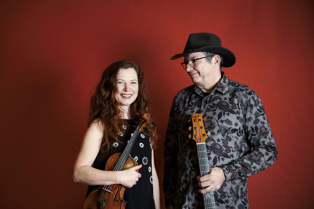 : Auf dem Bild sind Gudrun Walther mit Geige und Jürgen Treyz mit Gitarre zu sehen.