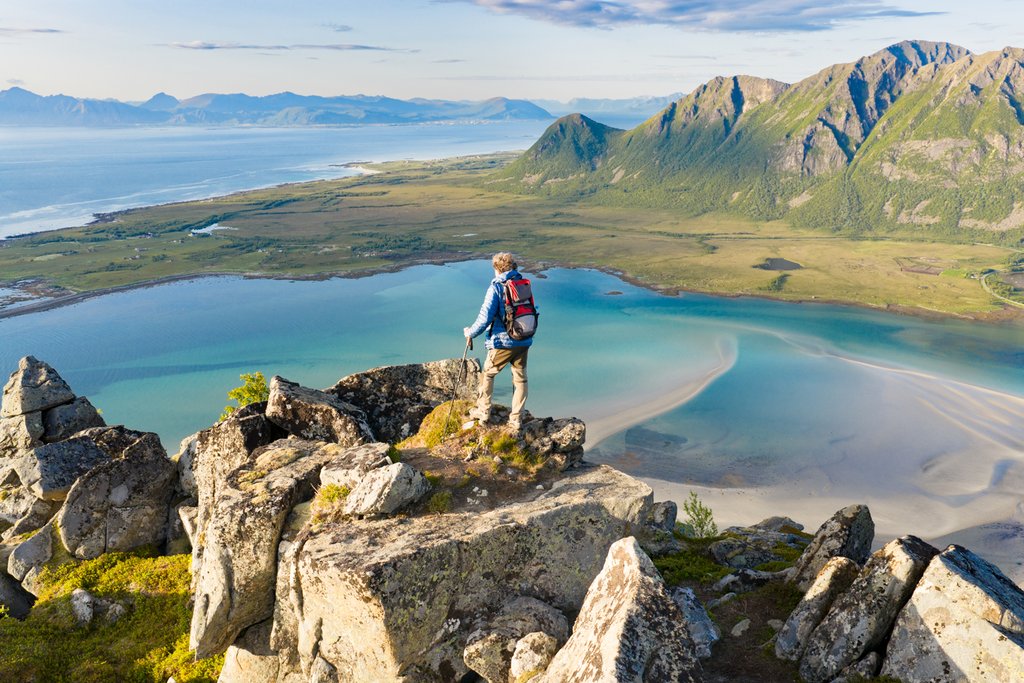 Auf dem Bild ist Reiner Harscher oberhalb eines Fjords stehend zu sehen..