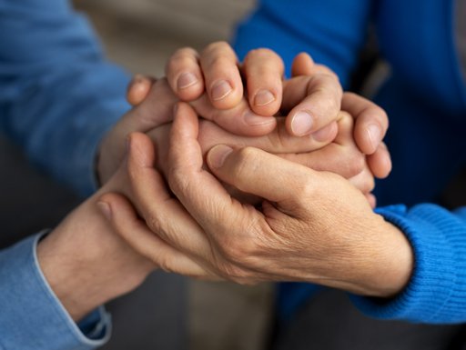 Hände halten sich gegenseitig zur Unterstützung