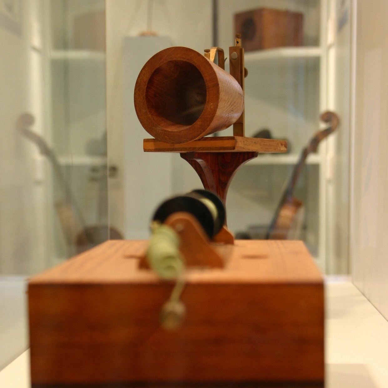 Auf der Darstellung ist ein Modell des Telefons zu sehen, das Philipp Reis in den 1860er Jahren entwickelte.