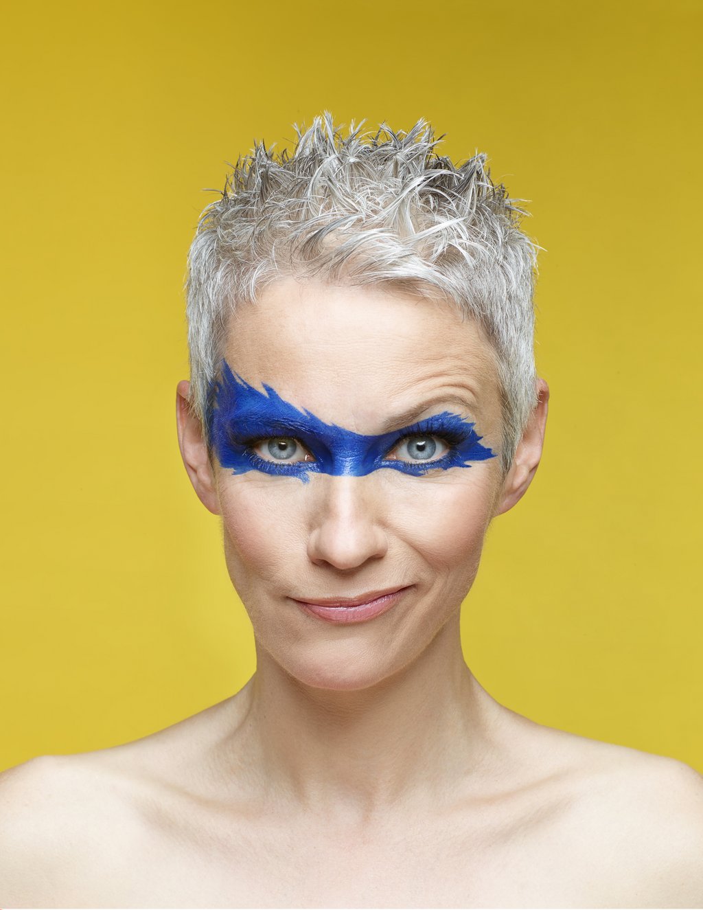 Auf dem Bild ist Kabarettistin Tina Häussermann mit aufgemalter Superman-Maske zu sehen.