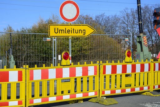 Es stehen mehrere Absperrgitter auf der Straße und in der Mitte ein Schild mit Durchfahrt verboten und Umleitung