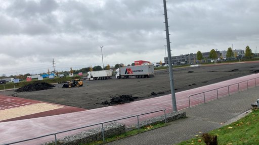 Baustelle Kunstrasen Oktober 2025 LKW entsorgen die Elastiktragschicht, die entfernt wurde