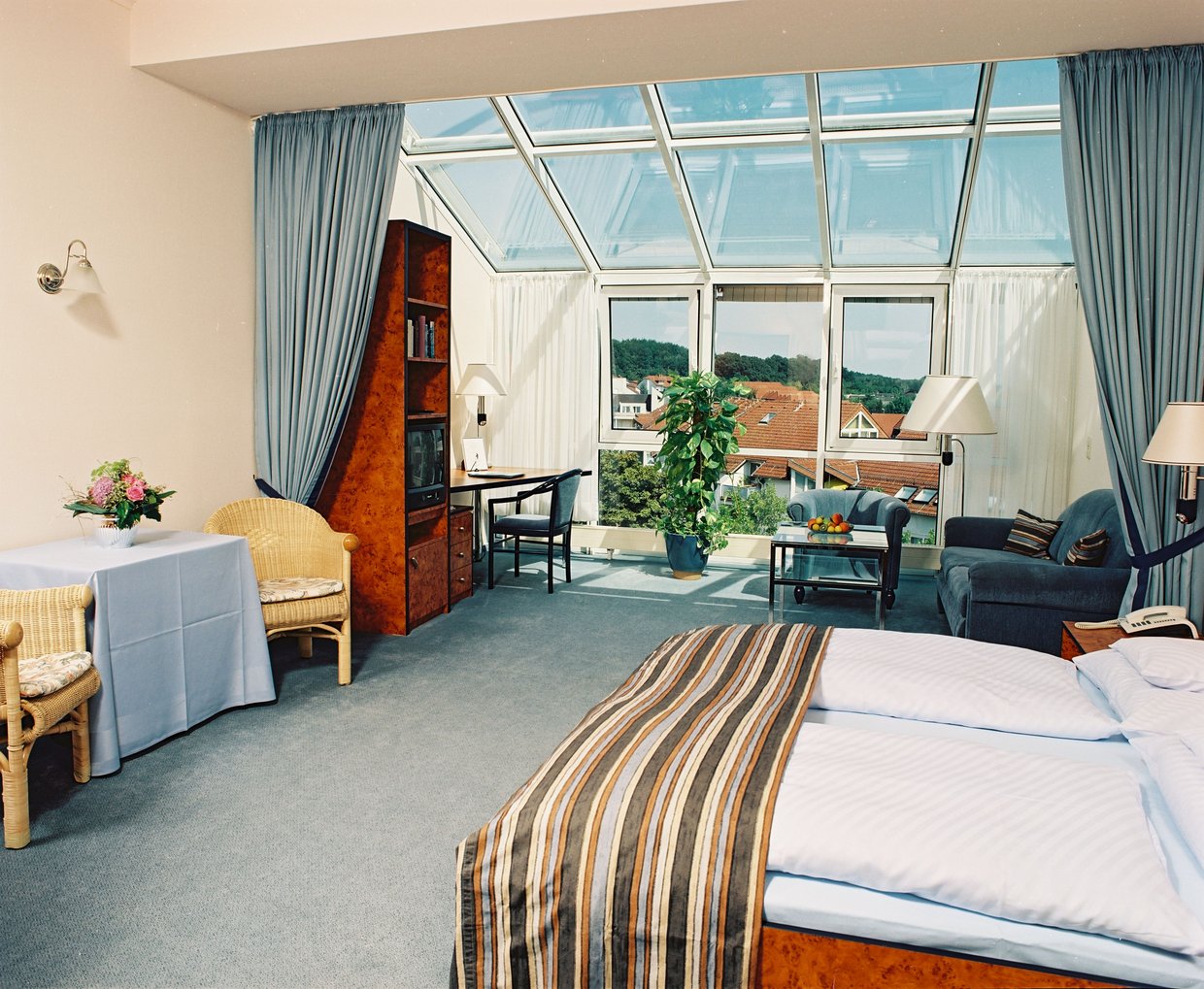 Auf der Darstellung ist ein Hotelzimmer des Hotels Arkadia zu sehen.