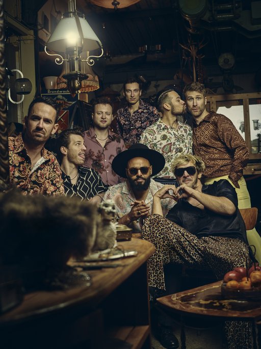 Die achtköpfige Band "Fatcat"