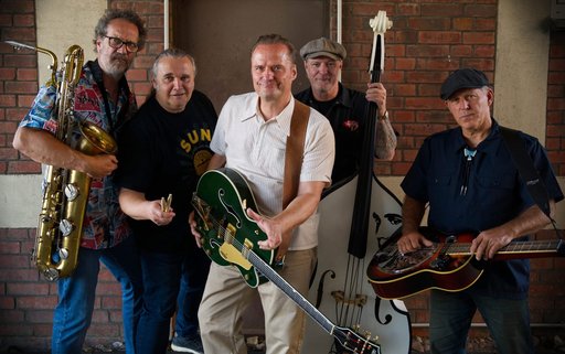 Auf dem Bild sind die fünf Musiker der Band The O-Jacks mit ihren Instrumenten in der Hand zu sehen. 