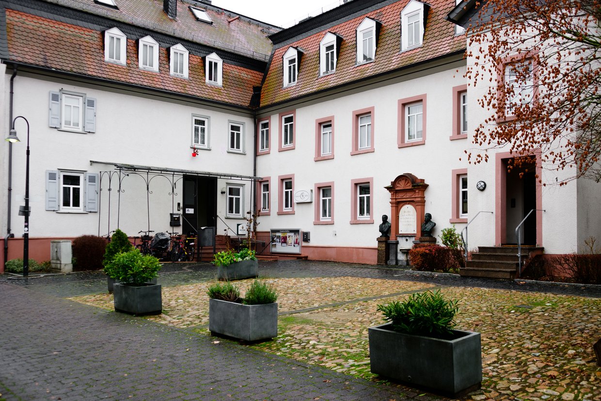 Auf der Darstellung ist der Hof mit einem Teil der Gebäude des Instituts Garnier zu sehen.