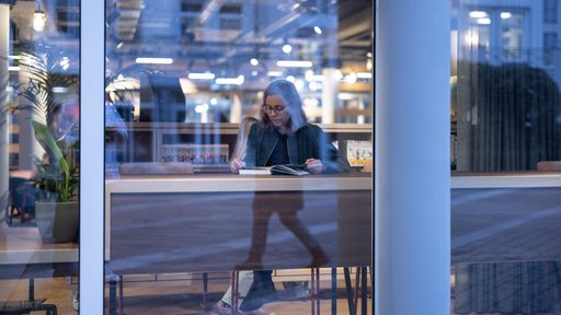 Eine Frau die am Fenster sitzt