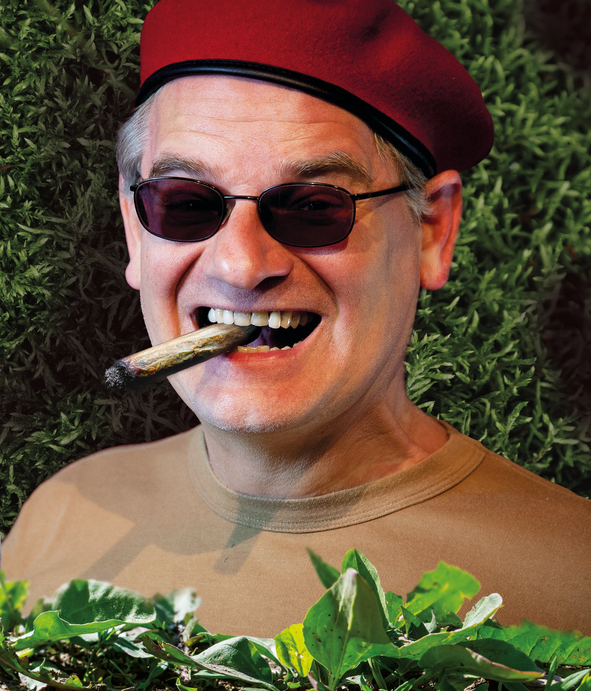 Auf dem Bild ist Kabarettist Ausbilder Schmidt mit Zigarre und Barrett zu sehen.