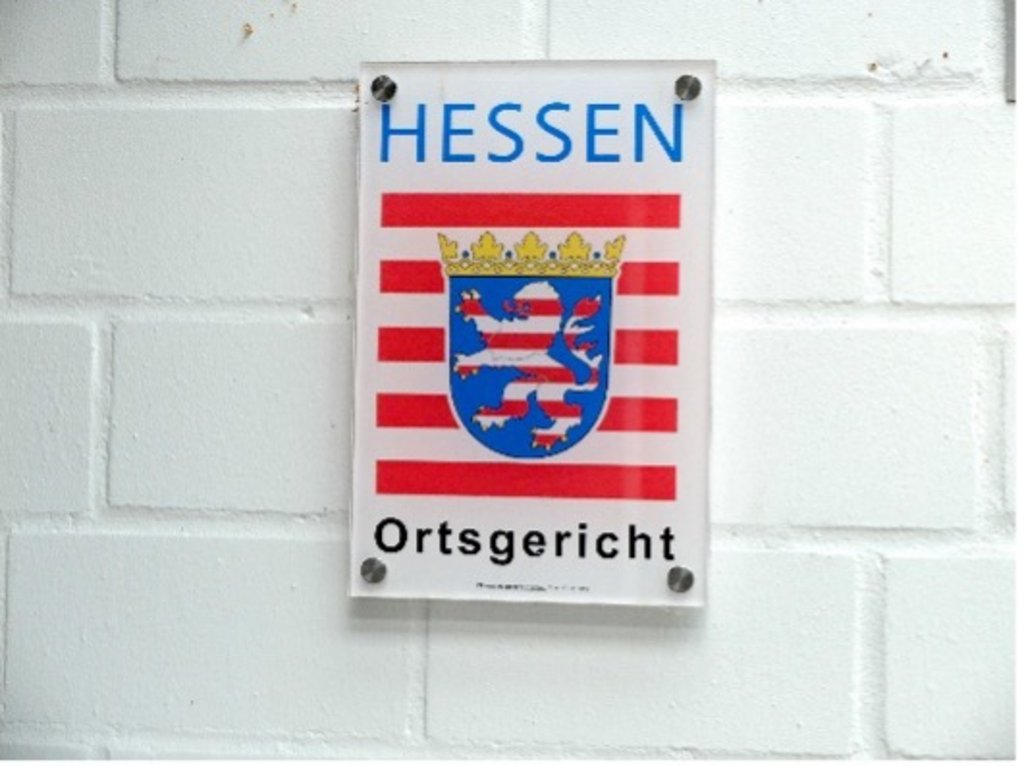 Das Bild zeigt das Schild des Ortsgerichtes in Hessen.