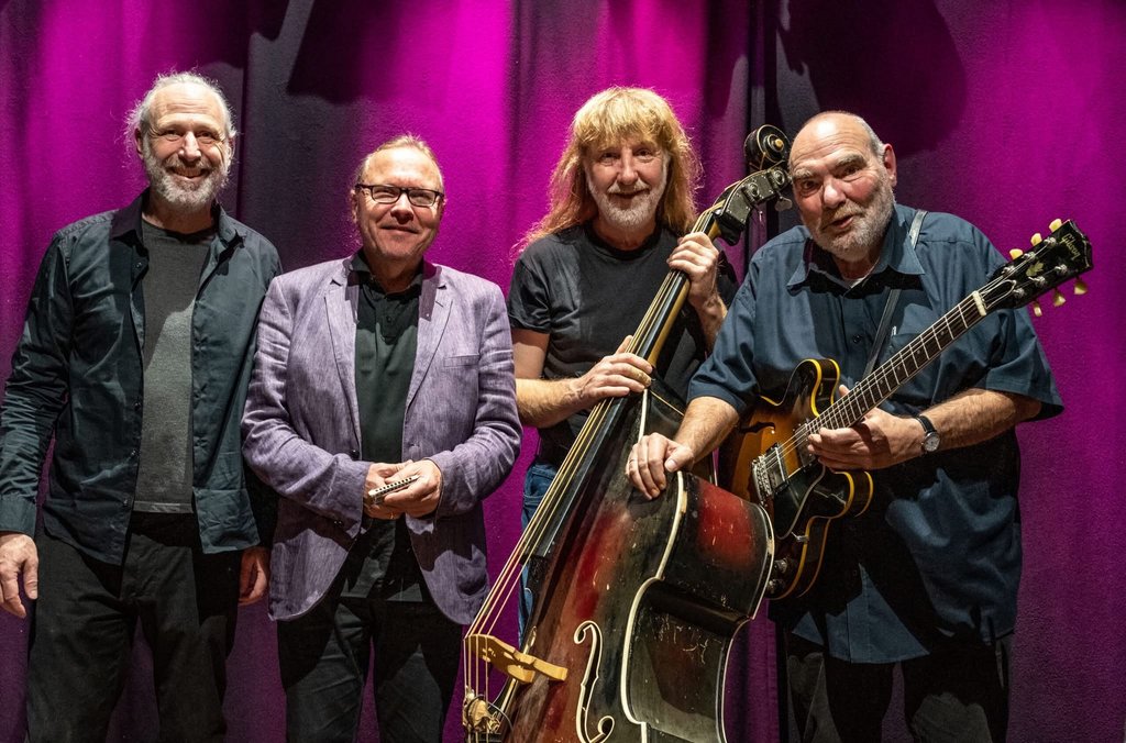 Auf dem Bild sind die vier Musiker der Matchbox Bluesband zu sehen. 