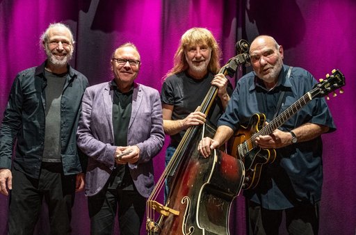 Auf dem Bild sind die vier Musiker der Matchbox Bluesband zu sehen. 