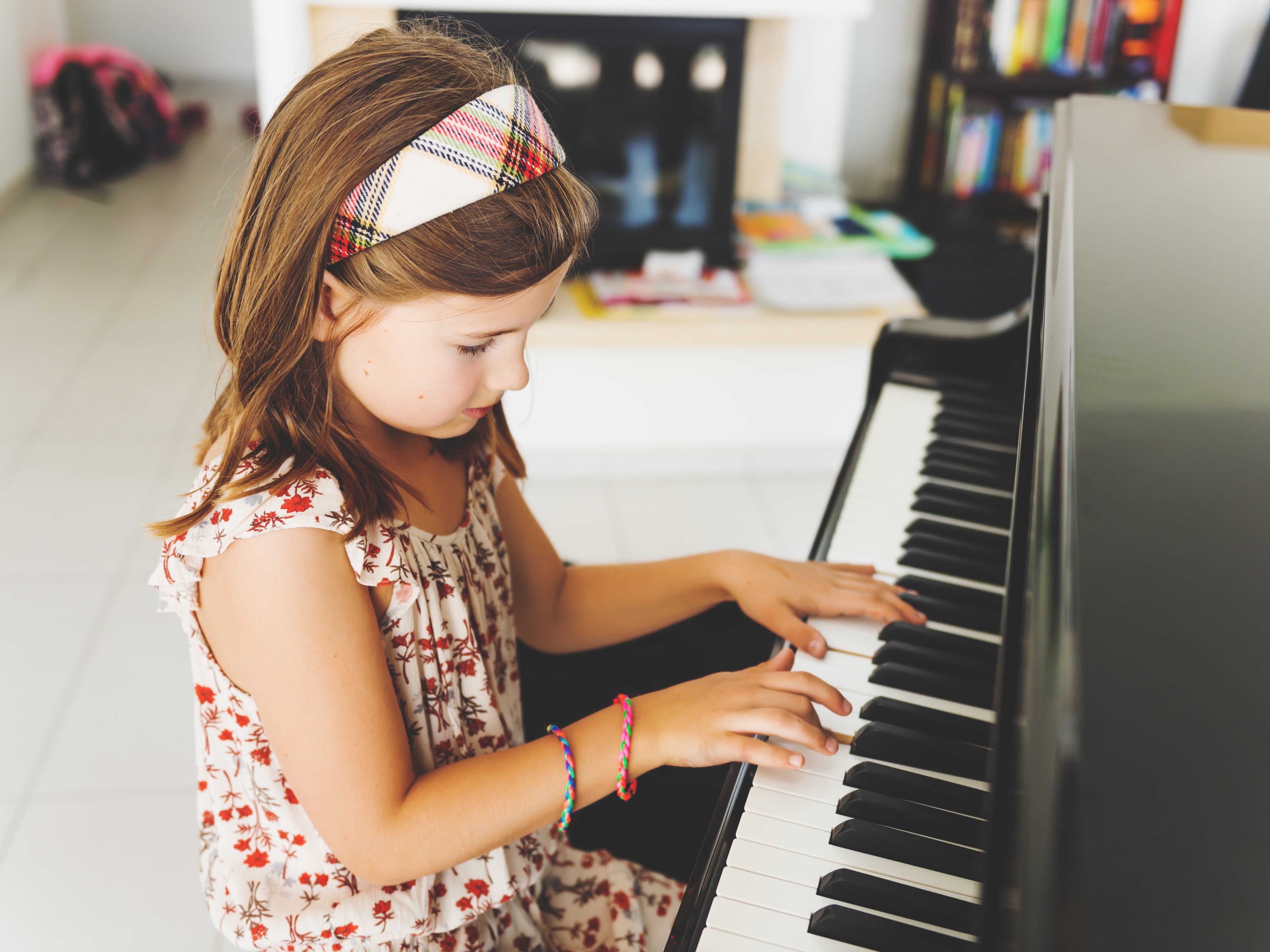 Kleines Mädchen spielt Klavier