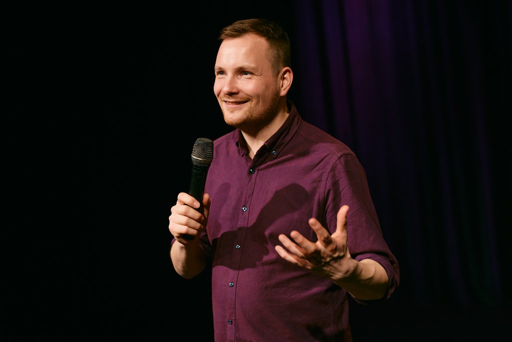 Auf dem Bild ist Jabob Schwerdtfeger mit Mikrofon in der Hand zu sehen.