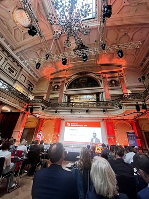Eröffnung der bcsd Tagung durch Staatsminister Kaweh Mansoori, Bühne im Festsaal des Palmenhauses im Palmengarten Frankfurt