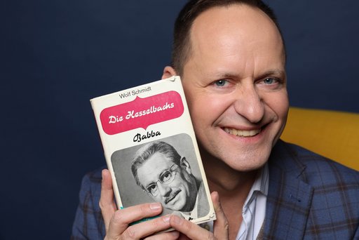 Auf dem Bild ist Jo van Nelsen mit einem Hesselbach-Buch in der Hand zu sehen.