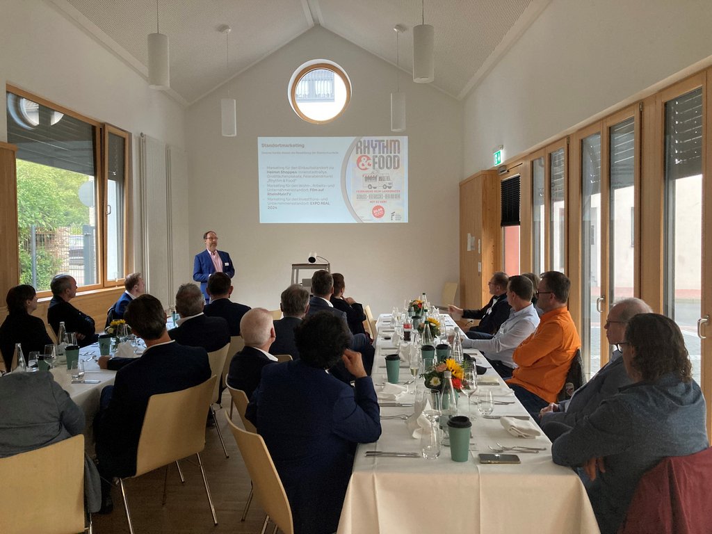 Unternehmerinnen und Unternehmer verfolgen einen Vortrag bei dem Friedrichsdorfer Unternehmerabend mit Präsentation und anschließendem Austausch.