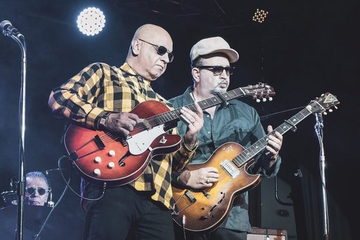 Auf dem Bild sind zwei Musiker mit Gitarren des Trios The Too Bad Jims zu sehen