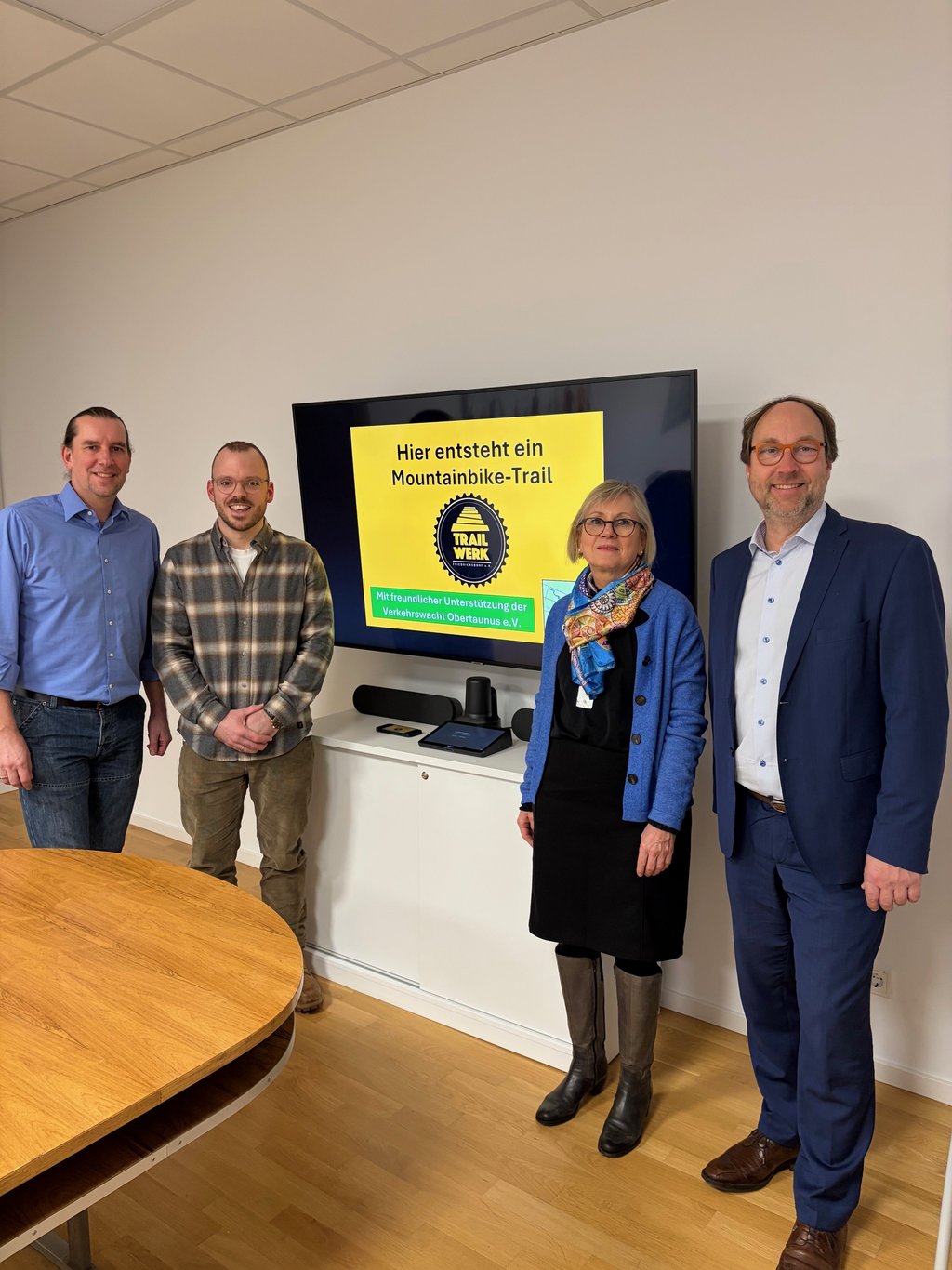 Das Foto zeigt die Vertragsunterzeichnung im Rathaus der Stadt Friedrichsdorf mit der Ersten Stadträtin Ingrid Schunk und Bürgermeister Lars Keitel sowie den Vorstandsmitgliedern des Vereins Jörg Waldmann und Maximilian Linker.