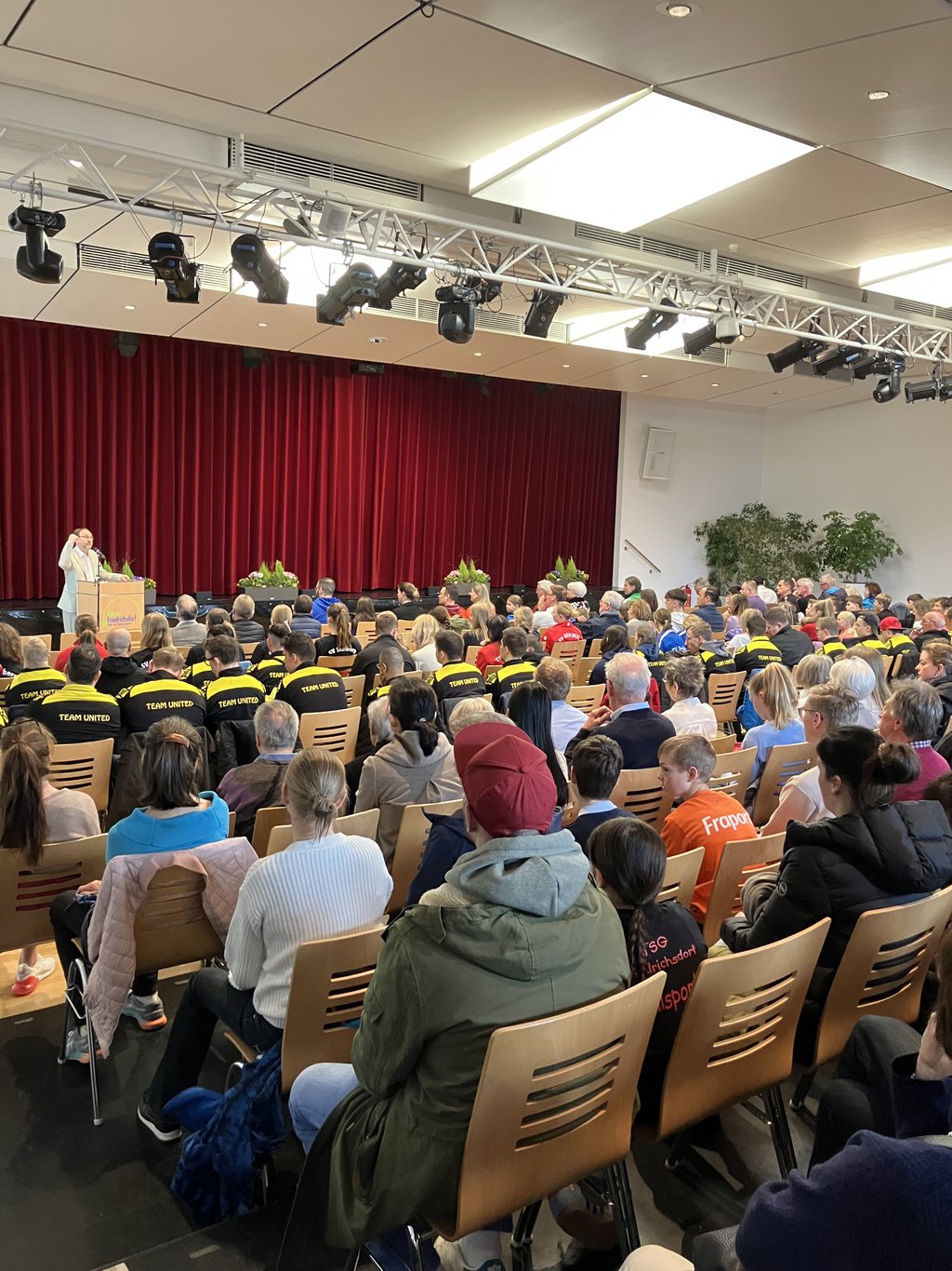 Sportlerinnen und Sportler, ihre Angehörigen und Fanclubs lauschen den Worten von Bürgermeister Lars Keitel bei der Ehrung 2025.