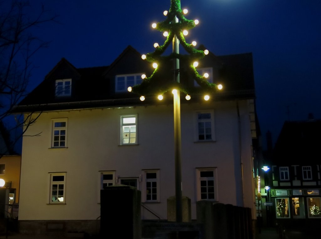 Altes Pfarrhaus mit Weihnachtsbeleuchtung Auf dem Bild ist das alte Pfarrhaus mit weihnachtlicher Straßenbeleuchtung zu sehen.