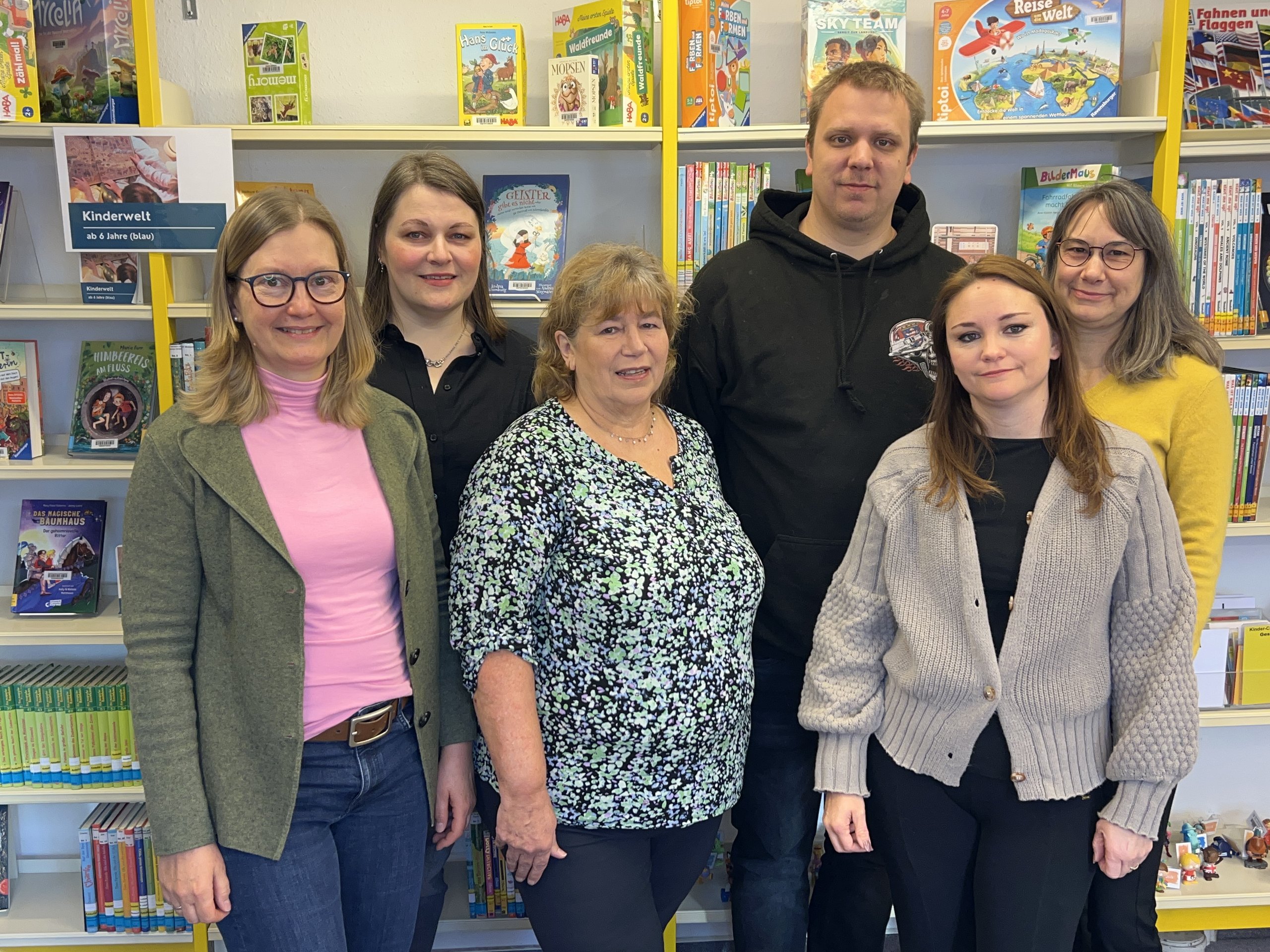 Das Team der Stadtbücherei Friedrichsdorf Auf dem Bilder sind die Mitarbeiterinnen und Mitarbeiter der Stadtbücherei Friedrichsdorf zu sehen.