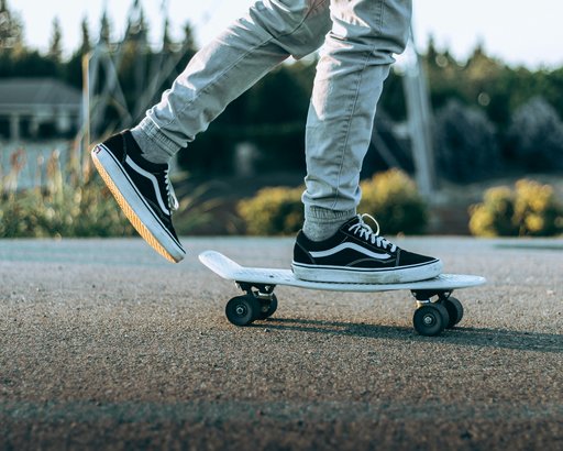 Person fährt auf kleinem Skateboard