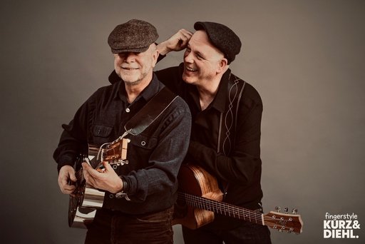 Auf dem Bild sind die beiden Gitarristen Martin Kurz und Michael Diehl mit ihren Gitarren zu sehen.