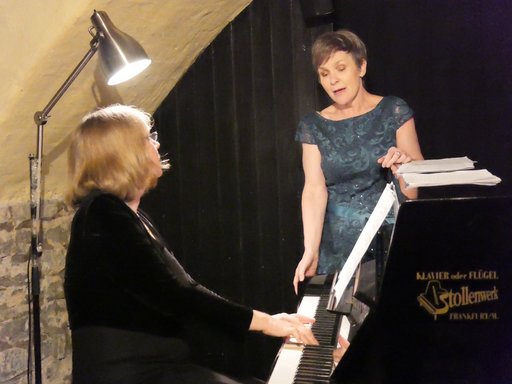 Auf dem Bild sind Bettina Höger-Loesch am Klavier sitzend und Sängerin Annette Jahr dahinter stehend zu sehen.